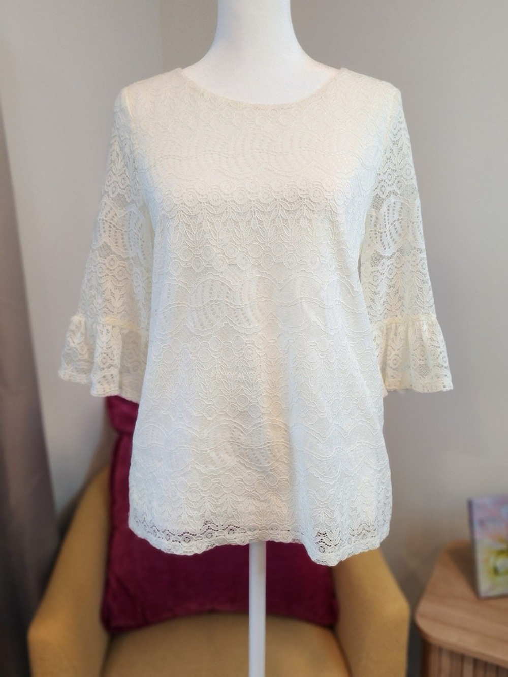 Adrianna Papell Cream Lace fully lined 3/4 Bell-Sleeve Blouse ladies  SZ Medium